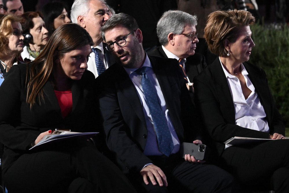 Σε πανικό ο Ανδρουλάκης, μιμείται Αλέξη και Ζωή: ένας λαϊκιστής με γραβάτα