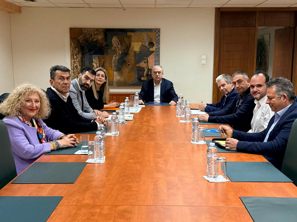 Συνάντηση Θεοδωρικάκου με βενζινοπώλες - Voucher €3.000 και εφαρμογή πλαφόν έως 30/6