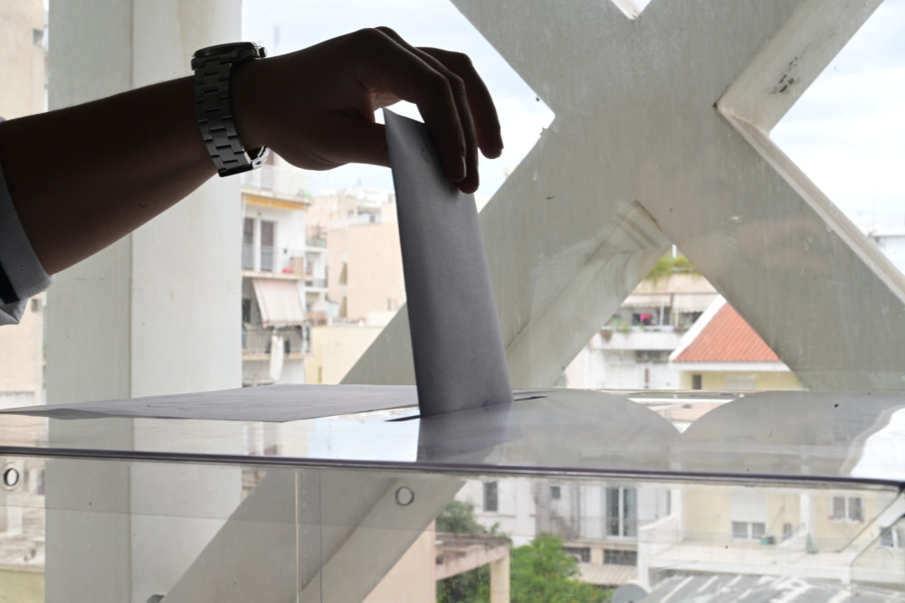 Όταν το 13% ζητεί εκλογές για να… κυβερνήσει: η υποκρισία του ΠΑΣΟΚ χτυπά κόκκινο