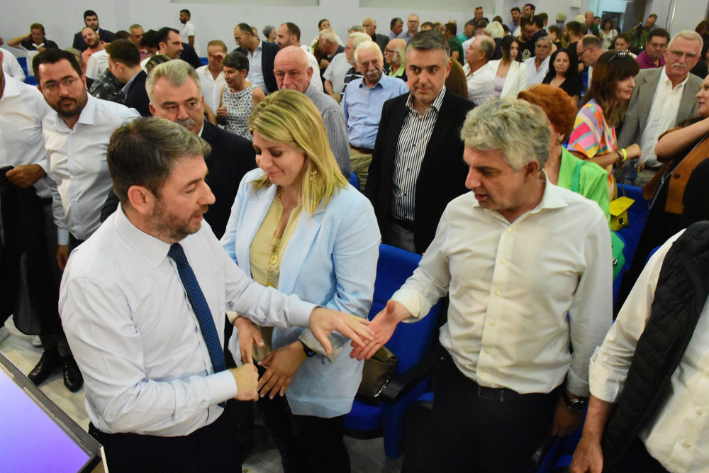 Τα κατάφερε πάλι ο Ανδρουλάκης: δίχασε και τους ψηφοφόρους του ΠΑΣΟΚ με τη διαγραφή Κωνσταντινόπουλου