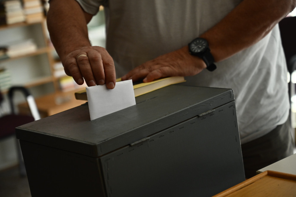 Ξεσάλωσαν τα διαπλεκόμενα: πιέζουν για πρόωρες εκλογές μέσω της σκανδαλολογίας