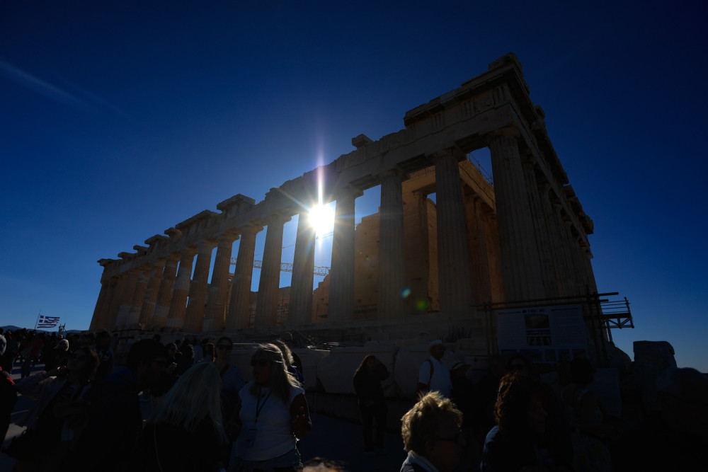 Γραφείο προϋπολογισμού: Η παγκόσμια αστάθεια πιέζει τον πληθωρισμό, αλλά η ελληνική οικονομία δείχνει αντοχές