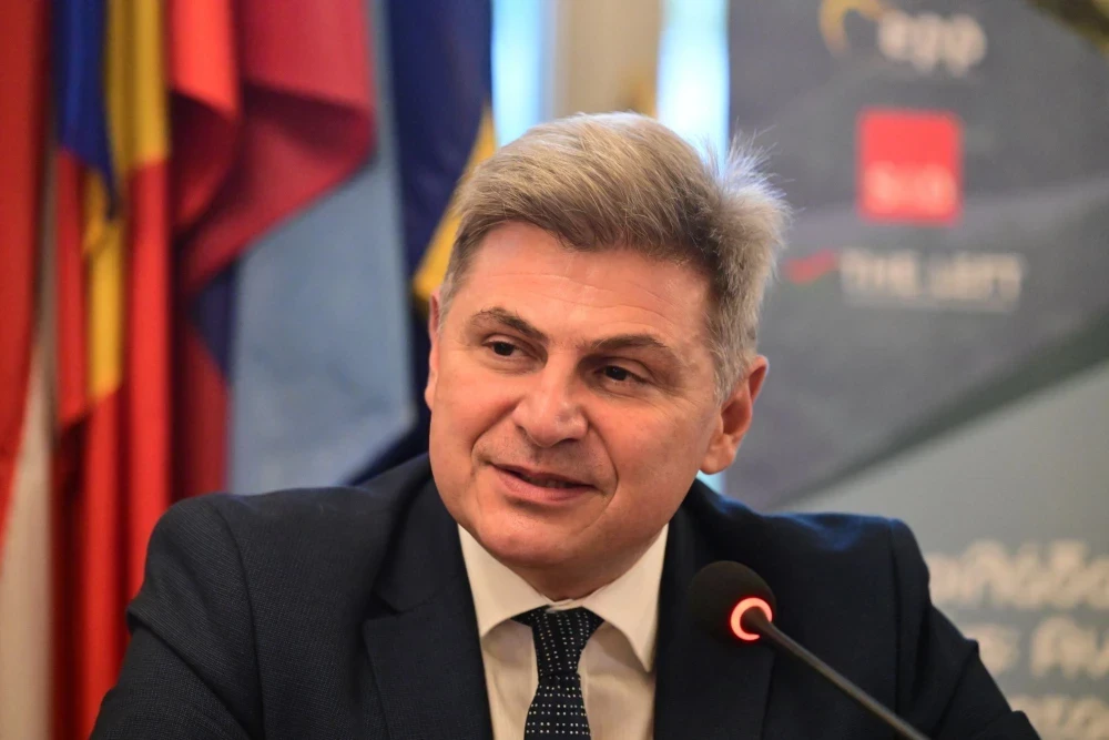 Ο Φαραντούρης τρέχει στον Ανδρουλάκη και τον αποκαλεί εν δυνάμει πρωθυπουργό