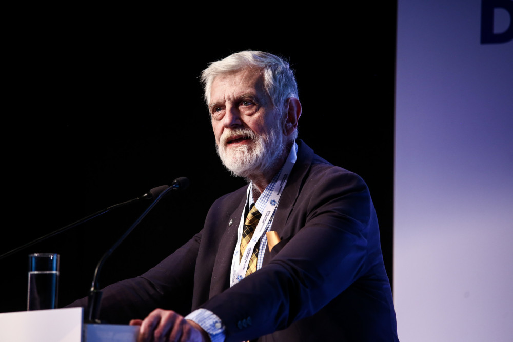 Γιάννης Λοβέρδος: Με κάθε τρόπο θα φτάσει το Άγιο Φως στην Αθήνα - Το σχέδιο μεταφοράς