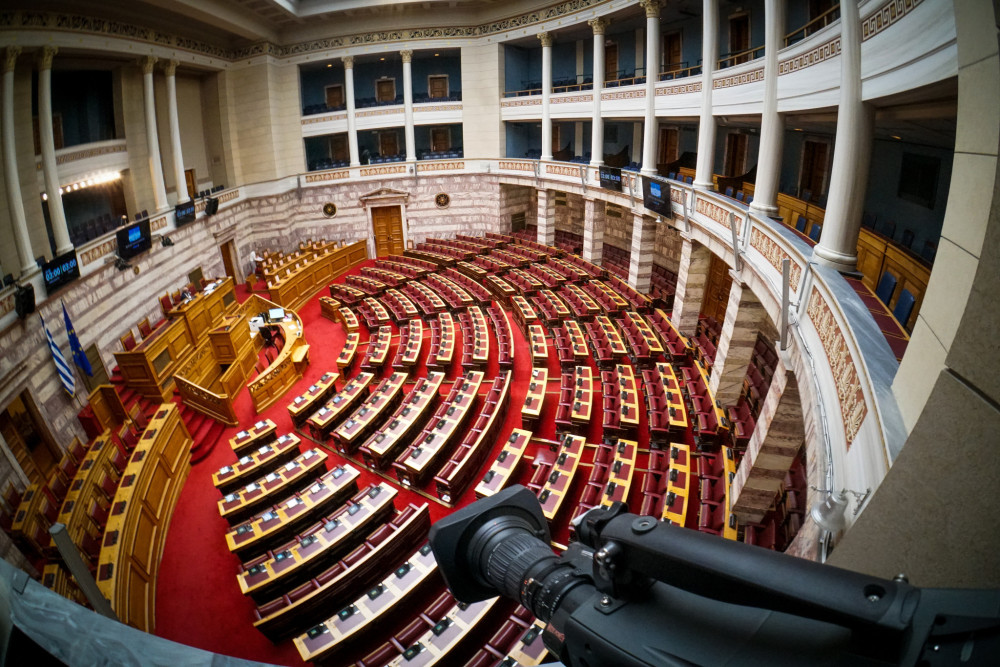 Η «συμμαχία της μιζέριας», η «λάσπη» στον ανεμιστήρα και ο κουβάς της αντιπολίτευσης