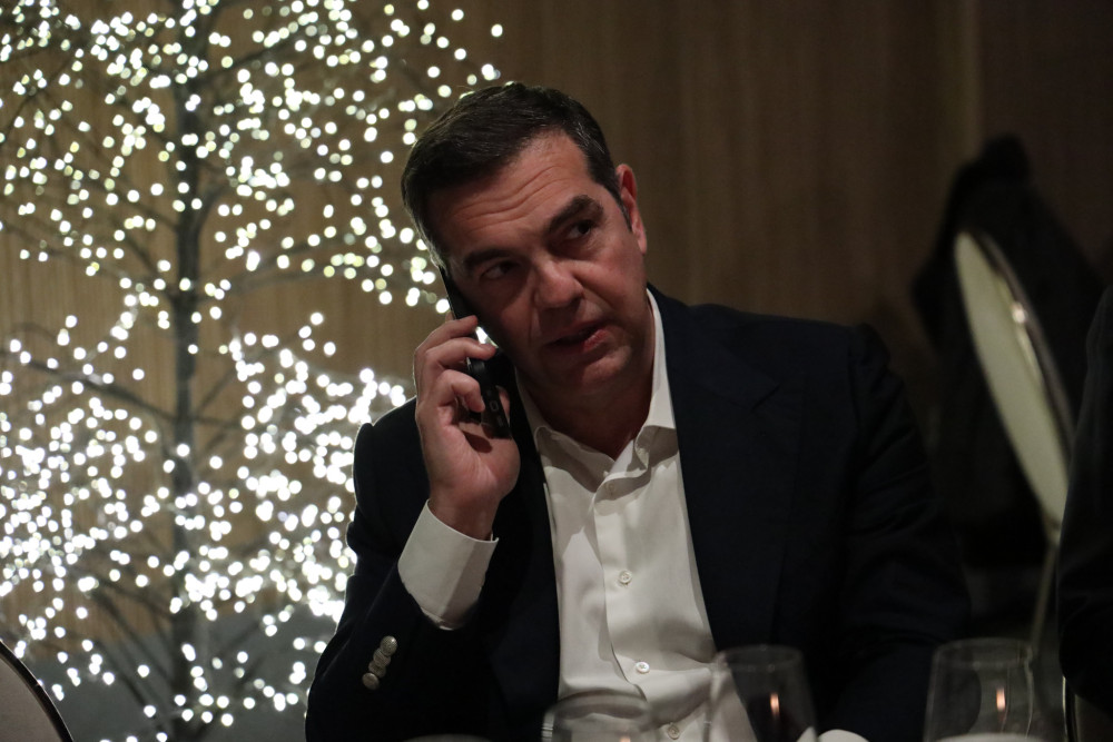 Ο Τσίπρας εκλιπαρεί για λίγη… οργή: απελπισμένος αναζητεί το κύμα που τον πήγε στην εξουσία