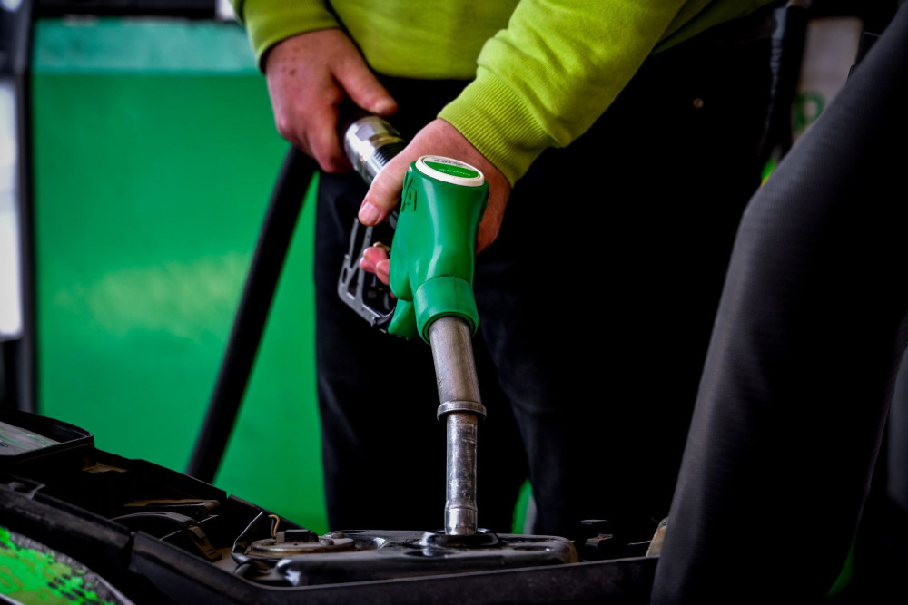 Μέτρα στήριξης για τα καύσιμα: από σήμερα η επιδότηση για το diesel κίνησης - Προ των πυλών το fuel pass