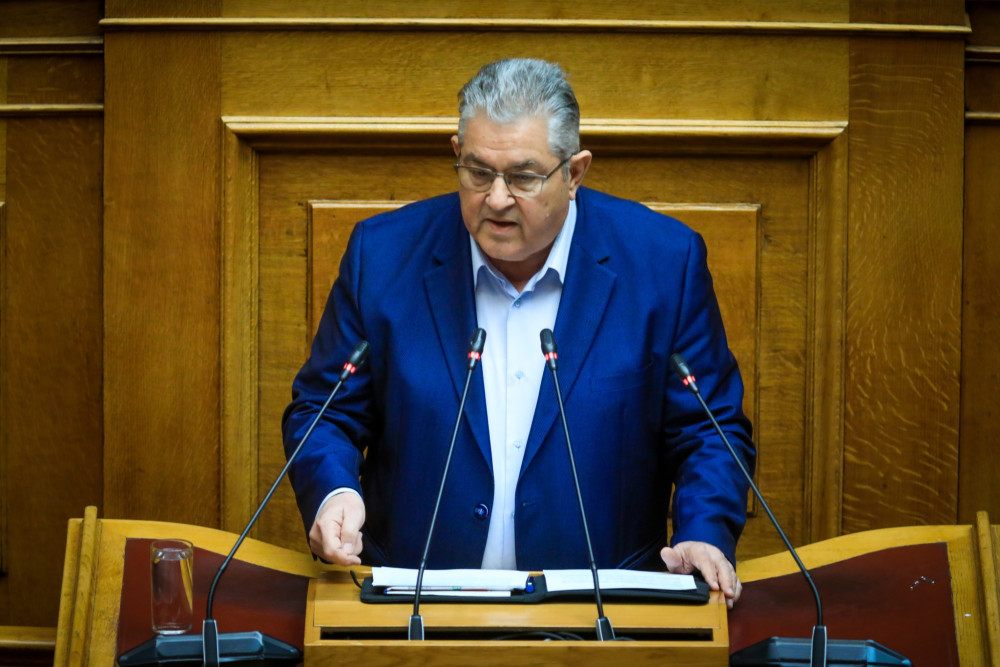 Κουτσούμπας σε ρητορικό ξέσπασμα: «Καμία εμπλοκή» με συνθήματα και χωρίς απαντήσεις