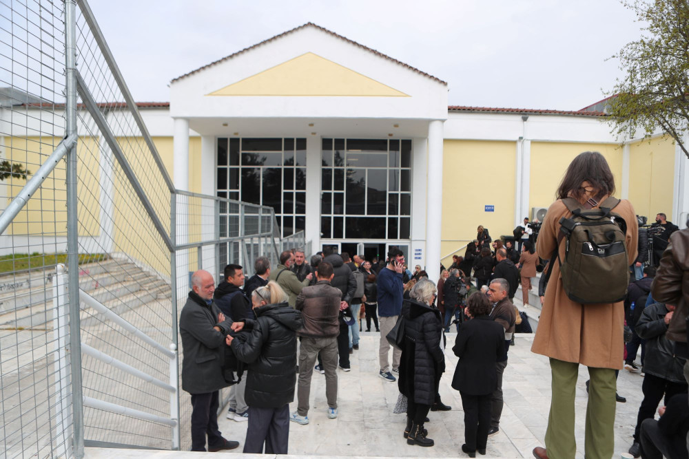 Δίκη για τα Τέμπη: ένταση για τον συνωστισμό στην αίθουσα - Συνεχείς διακοπές