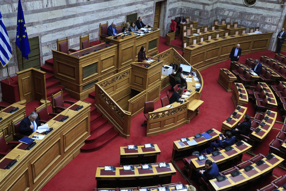 Κατώτατος μισθός: Ρεσιτάλ λαϊκισμού από την αντιπολίτευση - «Λεφτόδεντρα» και κενές υποσχέσεις