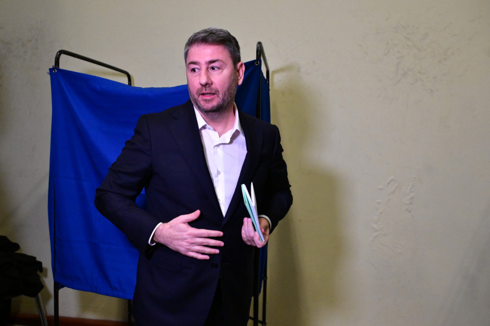 ΠΑΣΟΚ και στρατηγική υποχώρησης: η παράδοξη σκακιέρα των δελφίνων