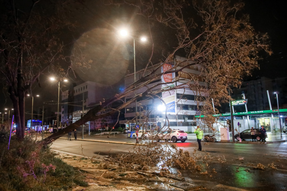 Κακοκαιρία Erminio: Δύσκολη νύχτα στην Αττική με δεκάδες επεμβάσεις της Πυροσβεστικής - Πλημμύρες και κλειστοί δρόμοι