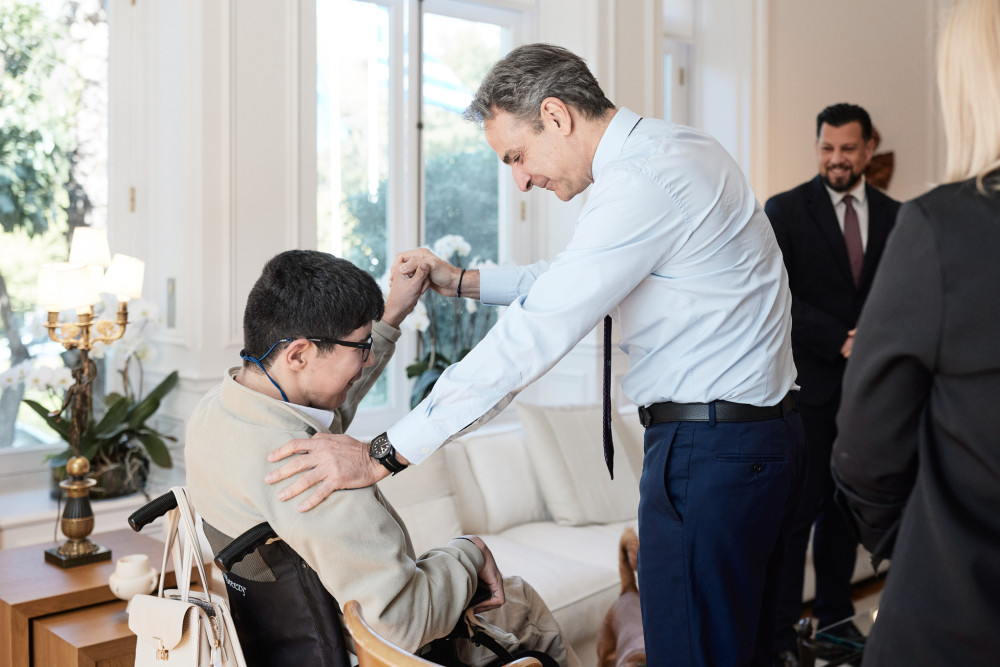 Ο Κυριάκος Μητσοτάκης συνάντησε μαθητή Ειδικού Σχολείου που του είχε στείλει επιστολή (photos)