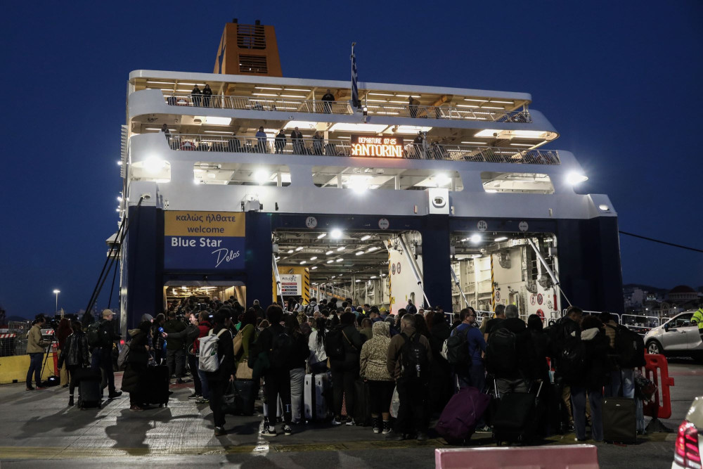 Σε πλήρη εξέλιξη η πασχαλινή έξοδος - Αυξημένη η κίνηση στα λιμάνια της Αττικής