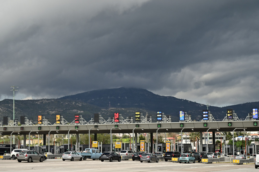 Μαζική έξοδος Πάσχα: Ουρές χιλιομέτρων σε διόδια και εθνικές - Πάνω από 320.000 οχήματα έφυγαν σε 2 μέρες (video)