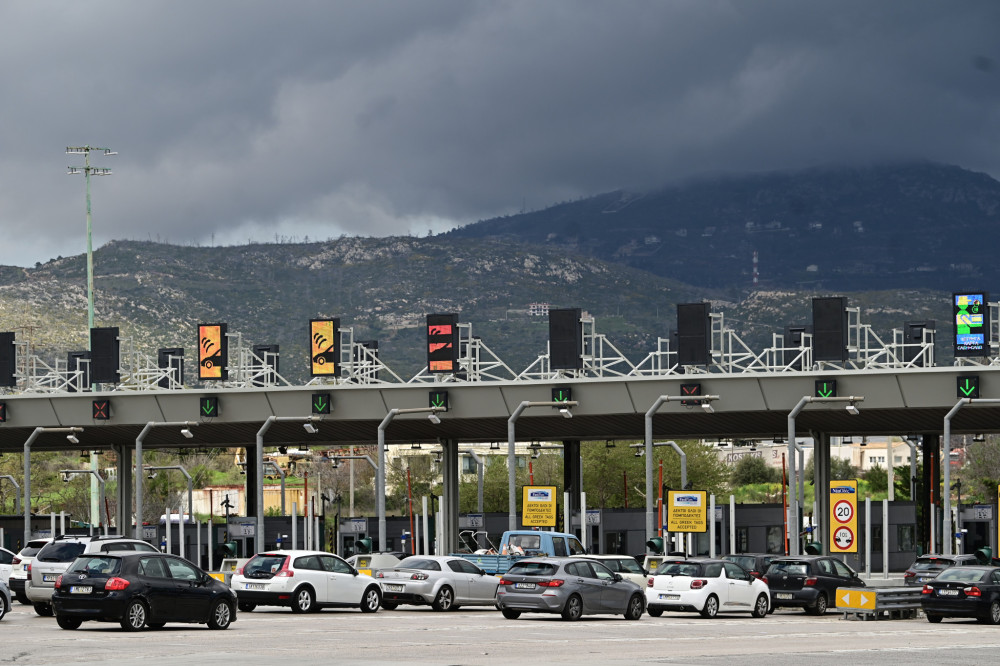 Μεγάλη έξοδος του Πάσχα: Πλοία και ΚΤΕΛ αναχωρούν με πληρότητα 100% - Ουρές και σημειωτόν στα διόδια (video)