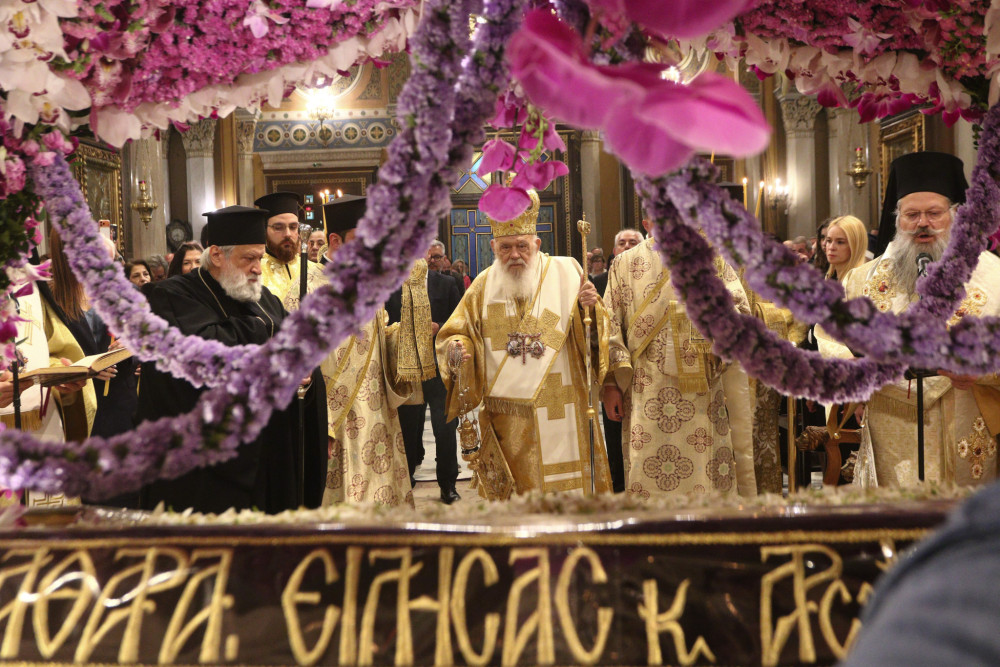 Συγκίνηση στο κέντρο της Αθήνας: Χιλιάδες πιστοί στην περιφορά του Επιταφίου της Μητρόπολης Αθηνών (photo - video)