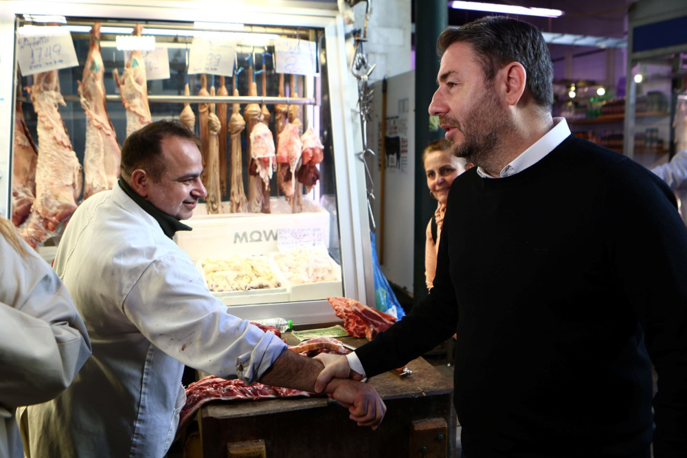 Τι ήθελε ο Νίκος Ανδρουλάκης στο παζάρι: ο απελπισμένος από τα αμνοερίφια πιάνεται