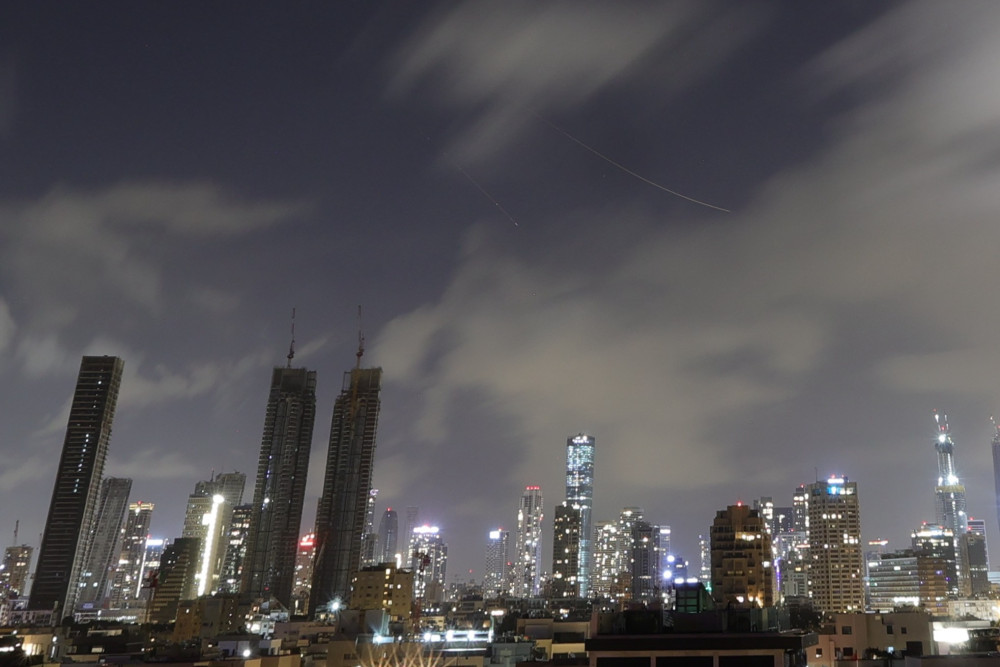 Βαλλιστική επίθεση στο Τελ Αβίβ - Τραυματισμοί και εκτεταμένες ζημιές από πλήγμα διασποράς   (video)