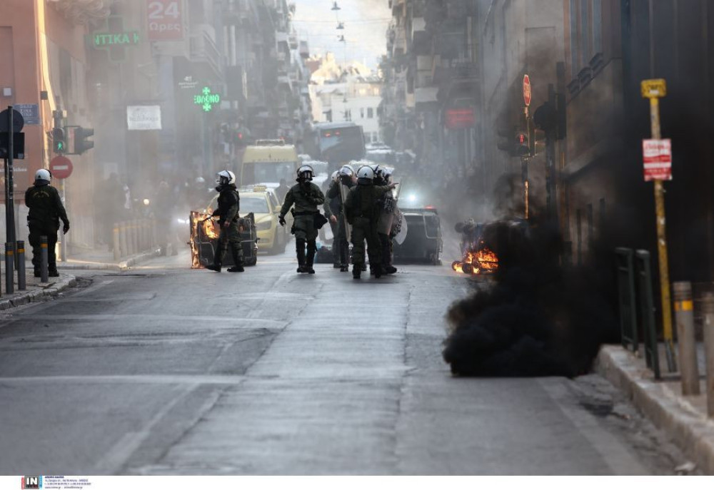 Εξάρχεια: επίθεση με πέτρες σε διμοιρία των ΜΑΤ – 114 προσαγωγές