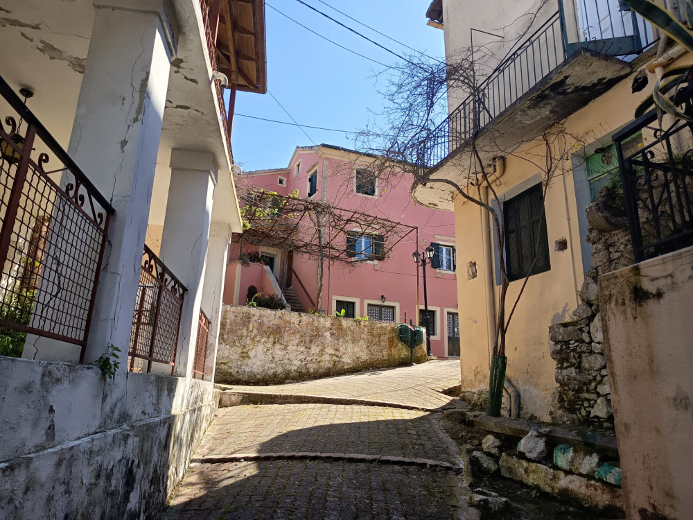 Πάσχα και το άναμμα των σαλιγκαριών στους Βαρυπατάδες στην Κέρκυρα (photos)