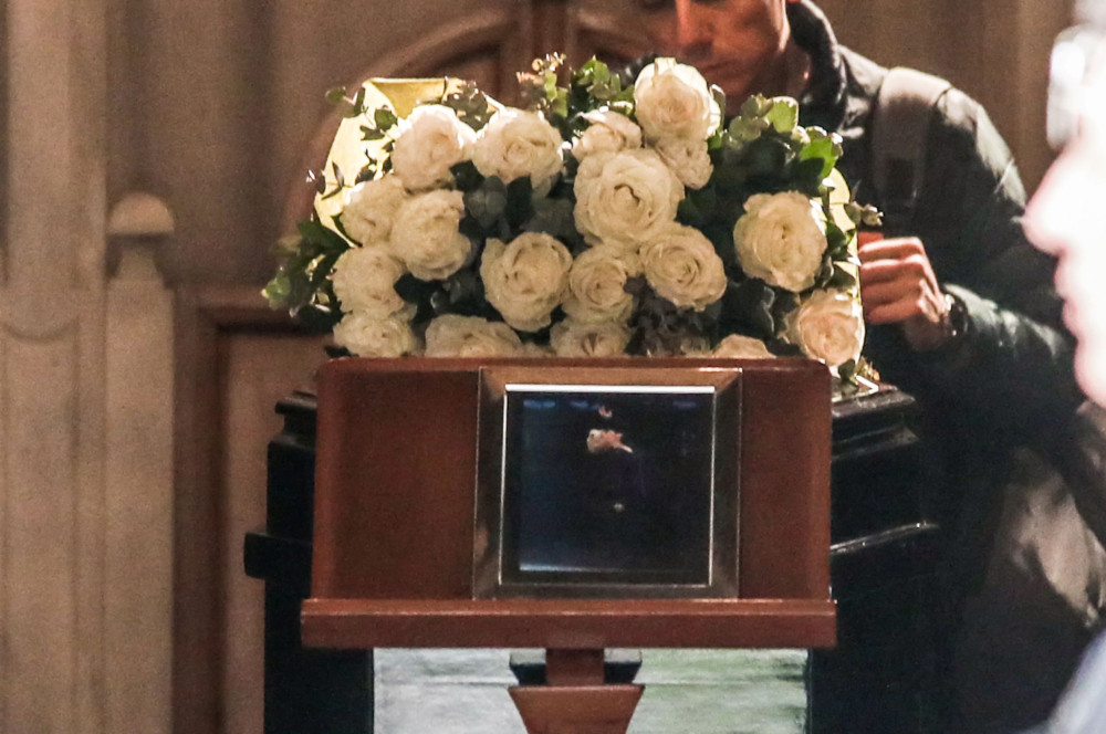 Η Ελλάδα  αποχαιρέτισε τη Μαρινέλλα - Συγκλονιστικοί επικήδειοι από Αλεξίου και Νταλάρα