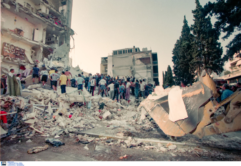 Κατάρρευση δύο κτηρίων στην Κωνσταντινούπολη μετά από έκρηξη υγραερίου - Πέντε άτομα ανασύρθηκαν από τα ερείπια (video)