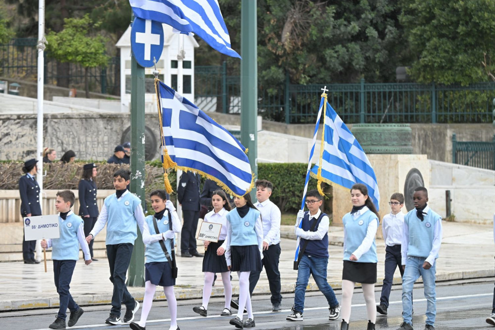 Σε εξέλιξη η μαθητική παρέλαση στην Αθήνα