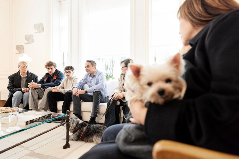 Συνάντηση Μητσοτάκη με επαναπατρισθέντες από τον Κόλπο και τα κατοικίδιά τους στο Μαξίμου (photos)