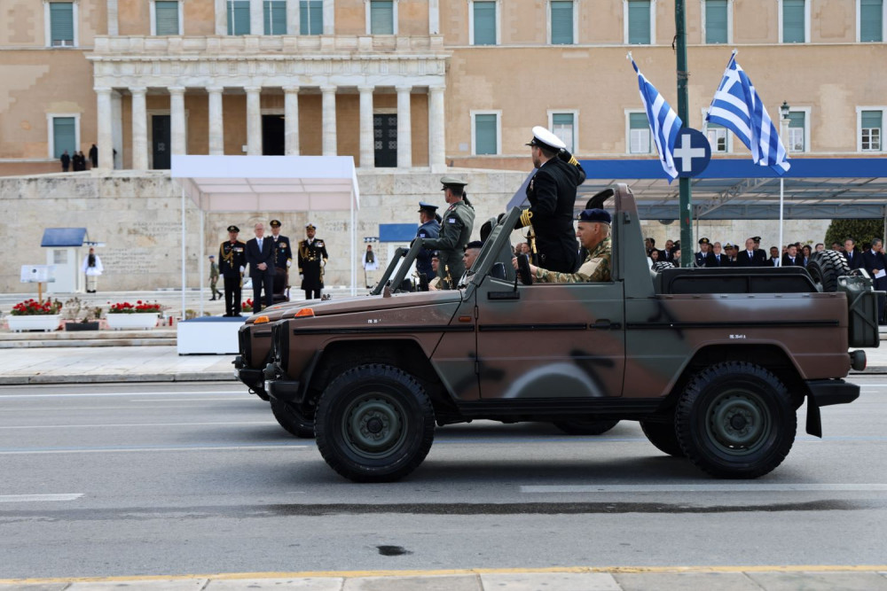 Μεγαλειώδης η στρατιωτική παρέλαση στο Σύνταγμα για την 25η Μαρτίου