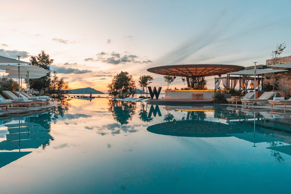 Το W Costa Navarino επιστρέφει στις 2 Απριλίου με ηχηρές συνέργειες και δυναμικό πρόγραμμα εμπειριών