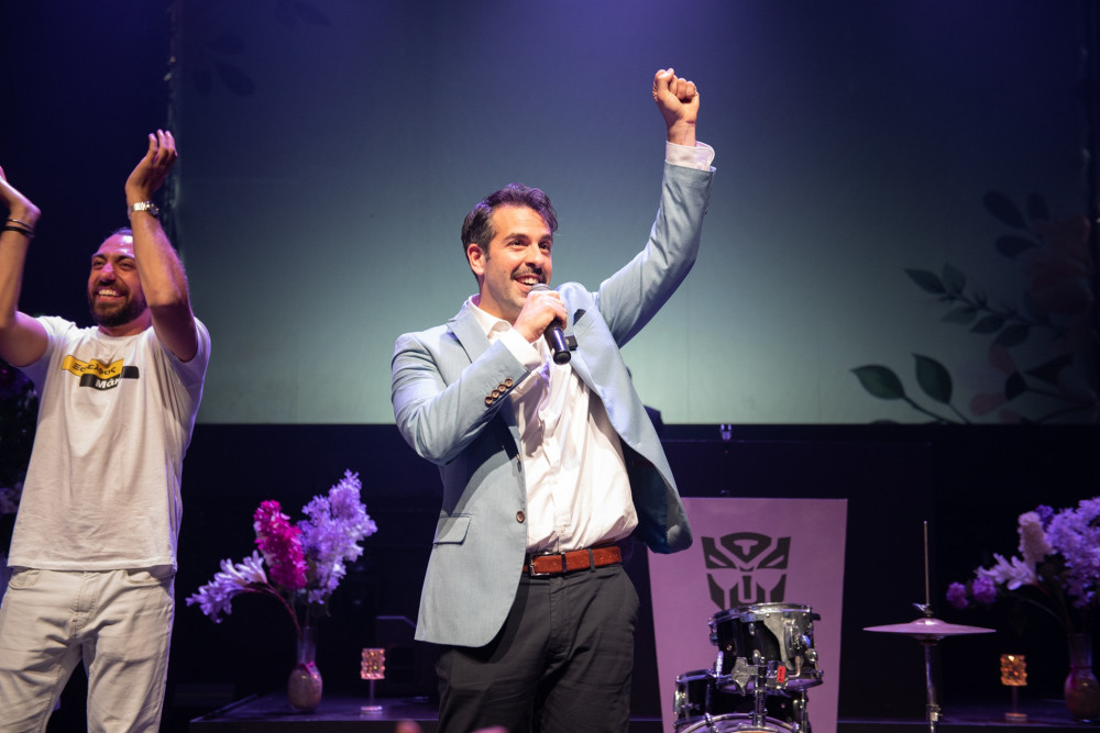 Όλα κερασμένα στο Fuzz Club από τον Μάκη που κέρδισε το Eurojackpot