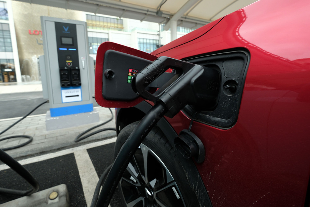 Ηλεκτροκίνηση χωρίς υποδομές: Το πολιτικό κενό της Ευρώπης και η ανάγκη επαναπροσδιορισμού