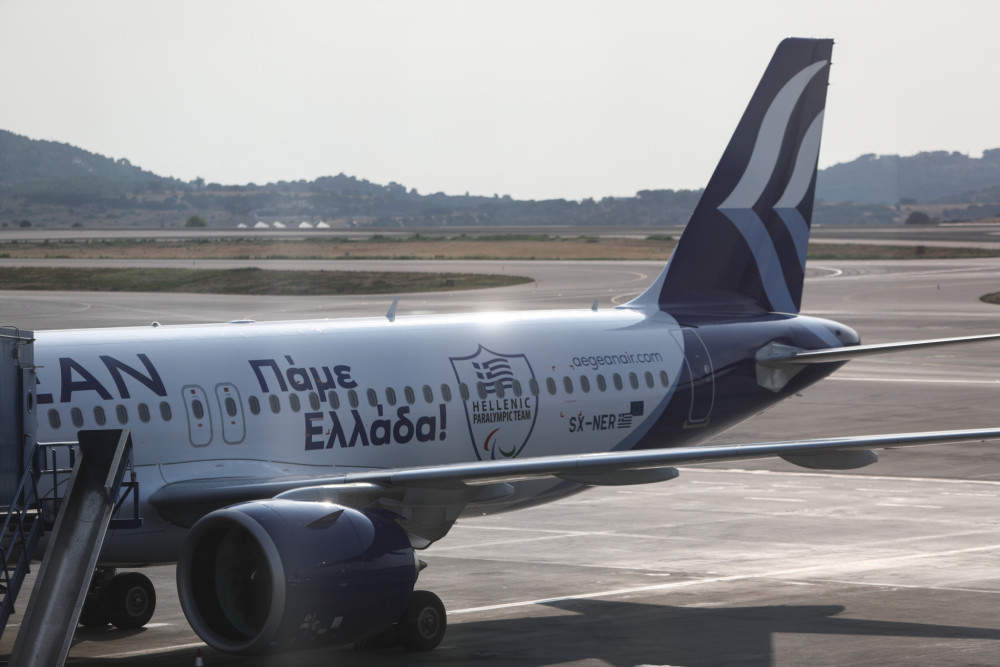 Άραξος: Σοβαρό ατύχημα στην πρώτη άφιξη της TUI - Κατέρρευσε σκάλα επιβίβασης με δημοσιογράφους, τρεις τραυματίες (video)