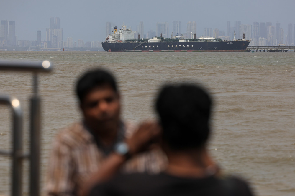 Οριακές διακυμάνσεις στο πετρέλαιο - Επιφυλακή για τα Στενά του Ορμούζ