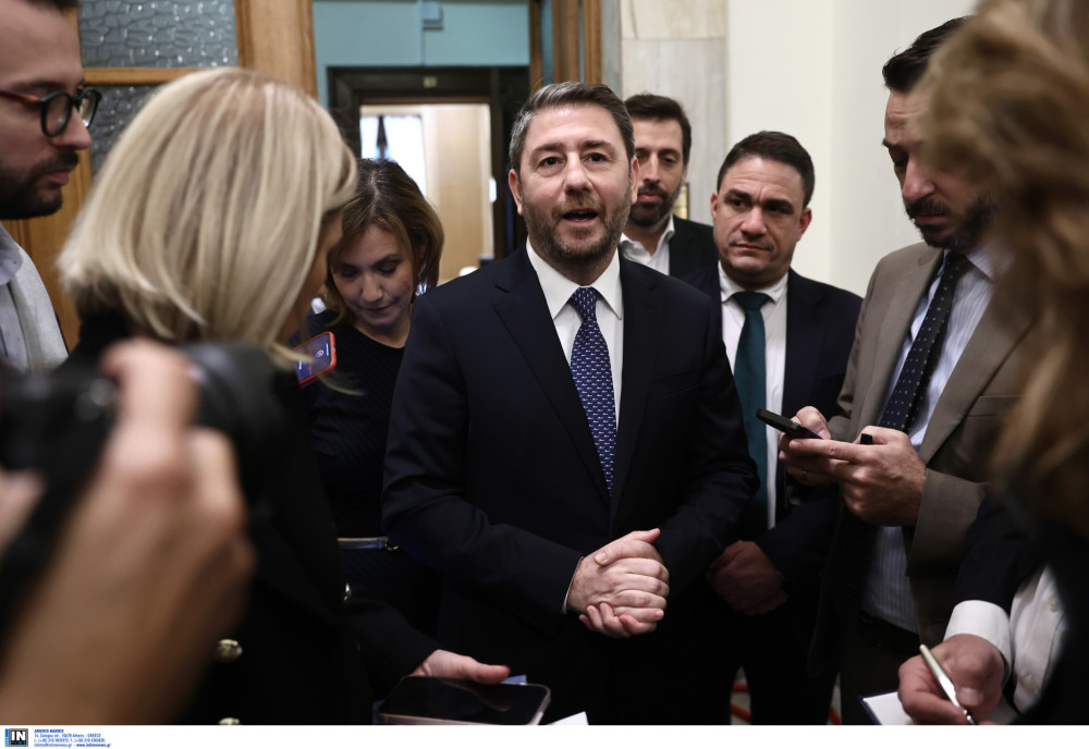 Η παρεμβατικότητα Μητσοτάκη εκτός τειχών και ο καημός του Ανδρουλάκη