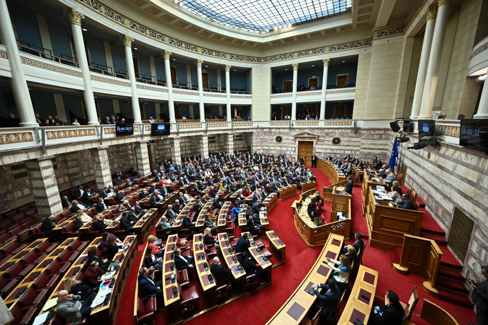 Οι δύο… κόσμοι πάλι στη Βουλή: τοξικότητα vs σταθερότητας