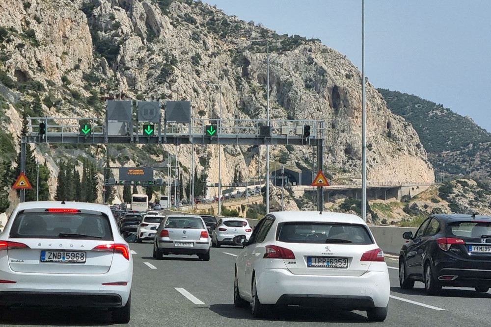 Eπιστρέφουν οι εκδρομείς του Πάσχα - Αυξημένη κίνηση στην Αθηνών-Κορίνθου (video)