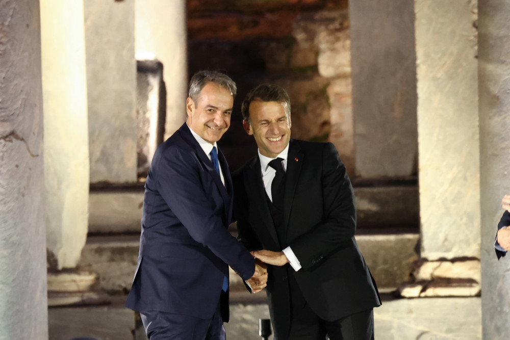 Στο Προεδρικό Μέγαρο Κυριάκος Μητσοτάκης και Εμανουέλ Μακρόν για το επίσημο δείπνο - Τον υποδέχτηκε ο Κωνσταντίνος Τασούλας (video)