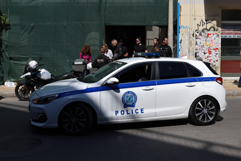 Πυροβολισμοί στον ΕΦΚΑ Κεραμικού: ηλικιωμένος εισέβαλε με καραμπίνα - Ένας υπάλληλος τραυματίας (video)