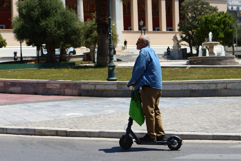 Ραγδαία αύξηση των τροχαίων με ηλεκτρικά πατίνια σε Ελλάδα και Ευρώπη, με θύματα ανήλικους