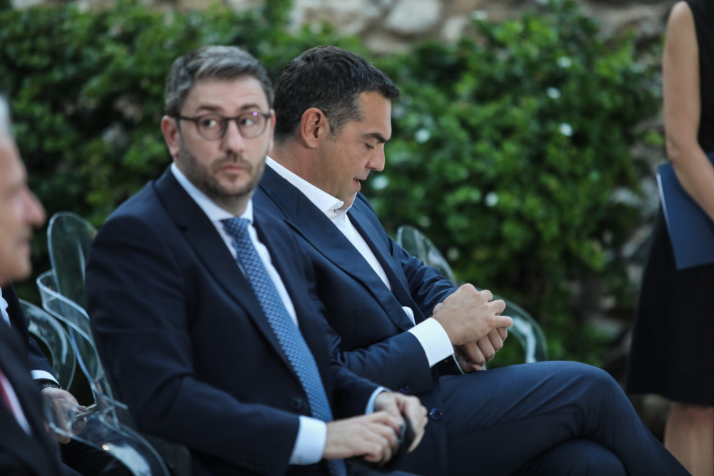 Ανδρουλάκης-Τσίπρας: διαγωνισμός τοξικότητας, λαϊκισμού και υποσχέσεων