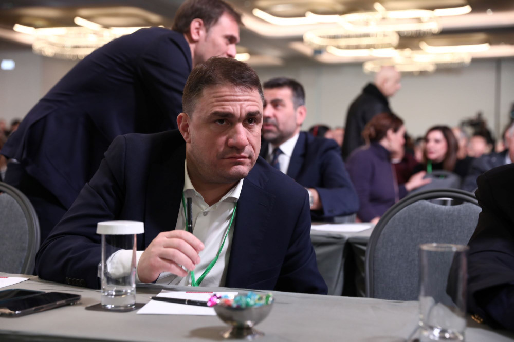 Σε βέρτιγκο το ΠΑΣΟΚ: ζητούν «εκλογές τώρα», αλλά ομολογούν ότι έχουν πολύ δρόμο για την… πρωτιά