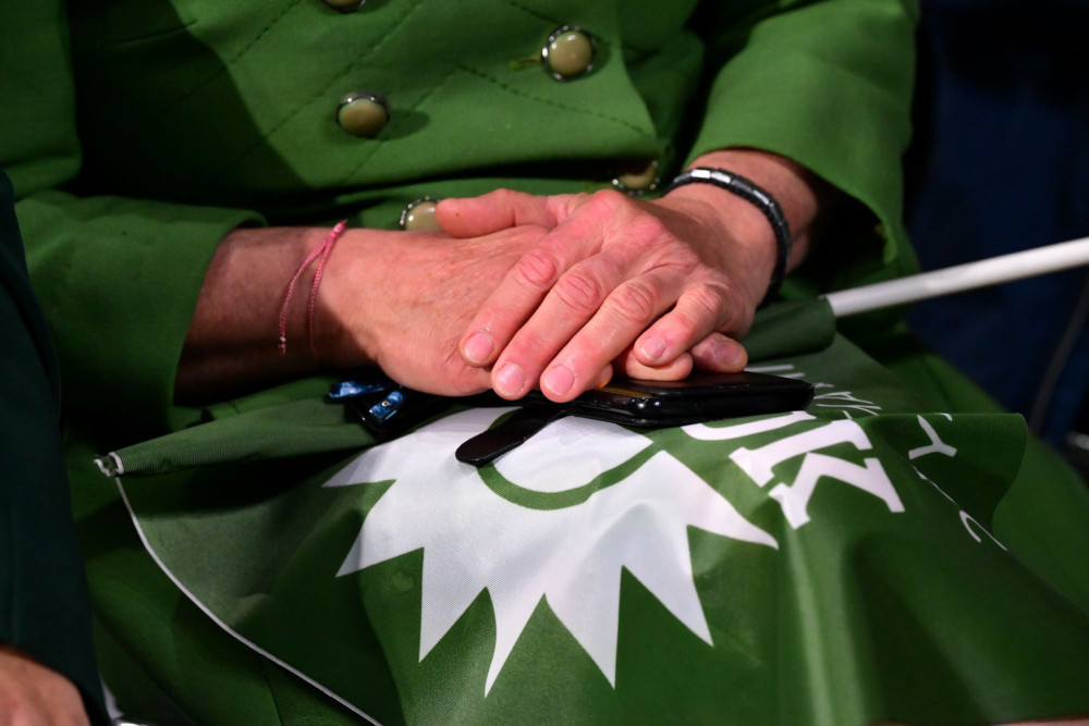 Ντράπηκε και η ντροπή με την υποκρισία του ΠΑΣΟΚ: τα πιράνχας φόρεσαν φωτοστέφανα