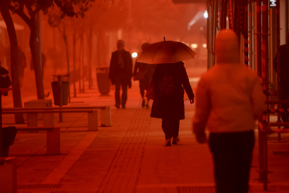 Αφρικανική σκόνη «πνίγει» τη χώρα - Πού θα σημειωθούν λασποβροχές