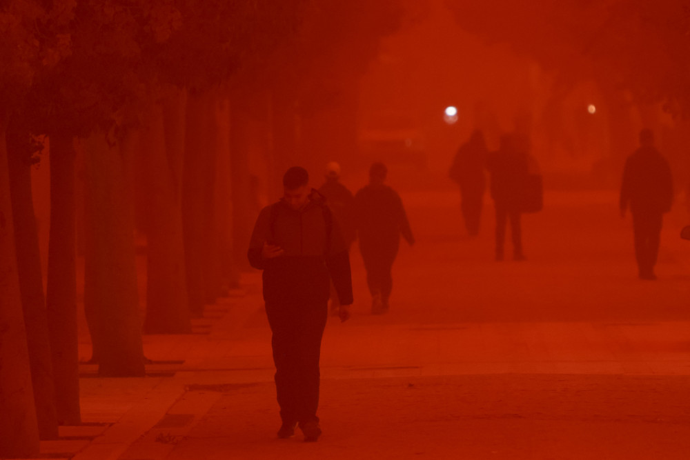 Η αφρικανική σκόνη σε πλήρη έξαρση - Αποπνικτική ατμόσφαιρα και «συναγερμός» για ευπαθείς ομάδες (video)