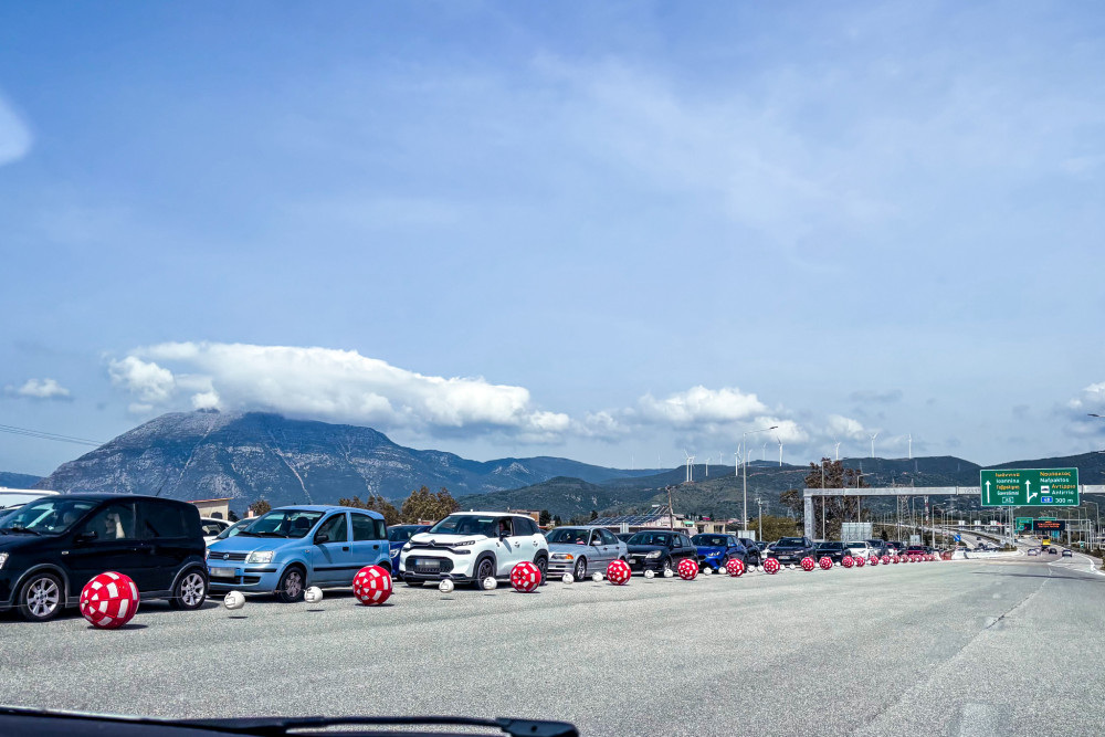 Σε εξέλιξη η μεγάλη επιστροφή των εκδρομέων του Πάσχα - Στο «κόκκινο» εθνικές οδοί και διόδια (video)