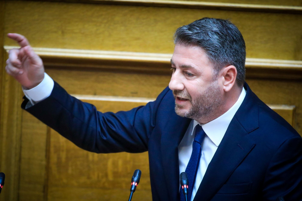 Ο Ανδρουλάκης στα… κεραμίδια: το κόμμα Τσίπρα, οι δημοσκοπήσεις και η αγωνία που οδηγεί στα άκρα
