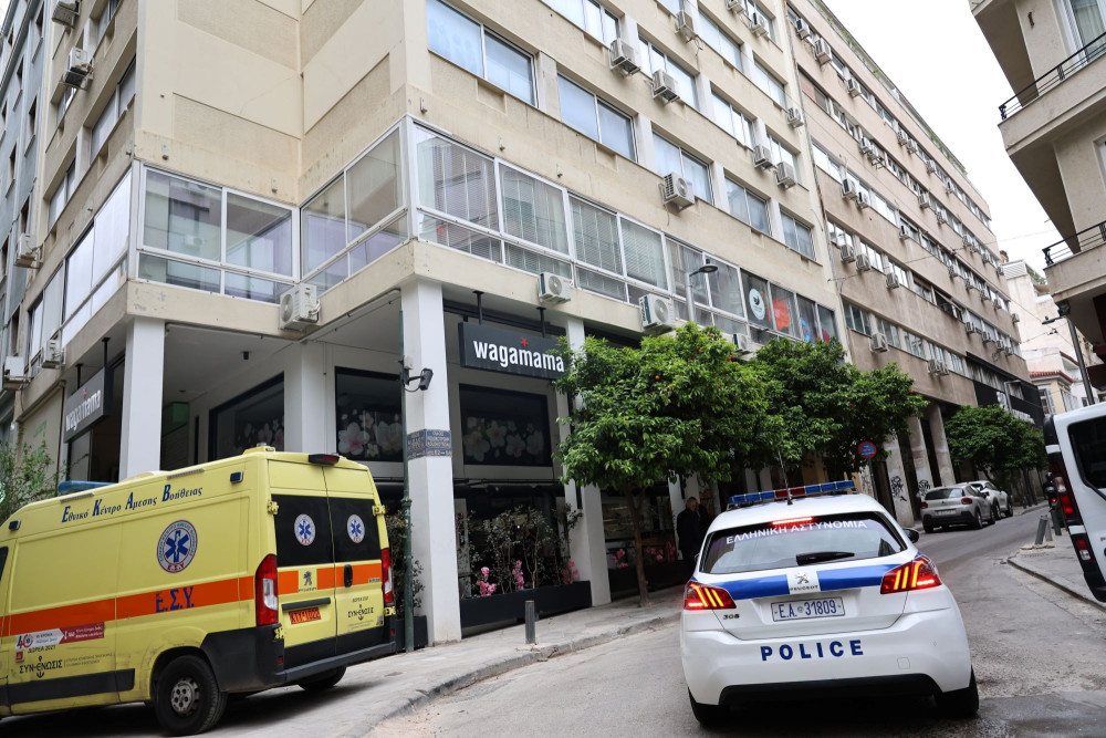 Νεκρή γυναίκα σε ακάλυπτο χώρο πολυκατοικίας στο κέντρο της Αθήνας (video)