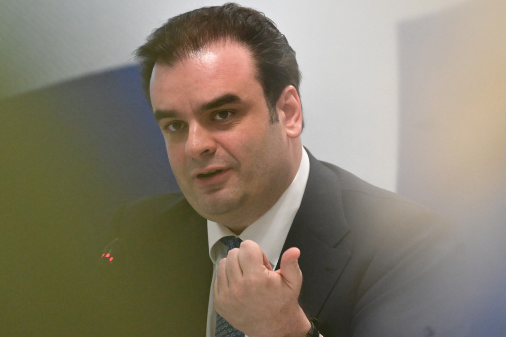 Κυριάκος Πιερρακάκης: Νέα μέτρα στήριξης και αιχμές στην αντιπολίτευση για «ανεύθυνες παροχές» (video)